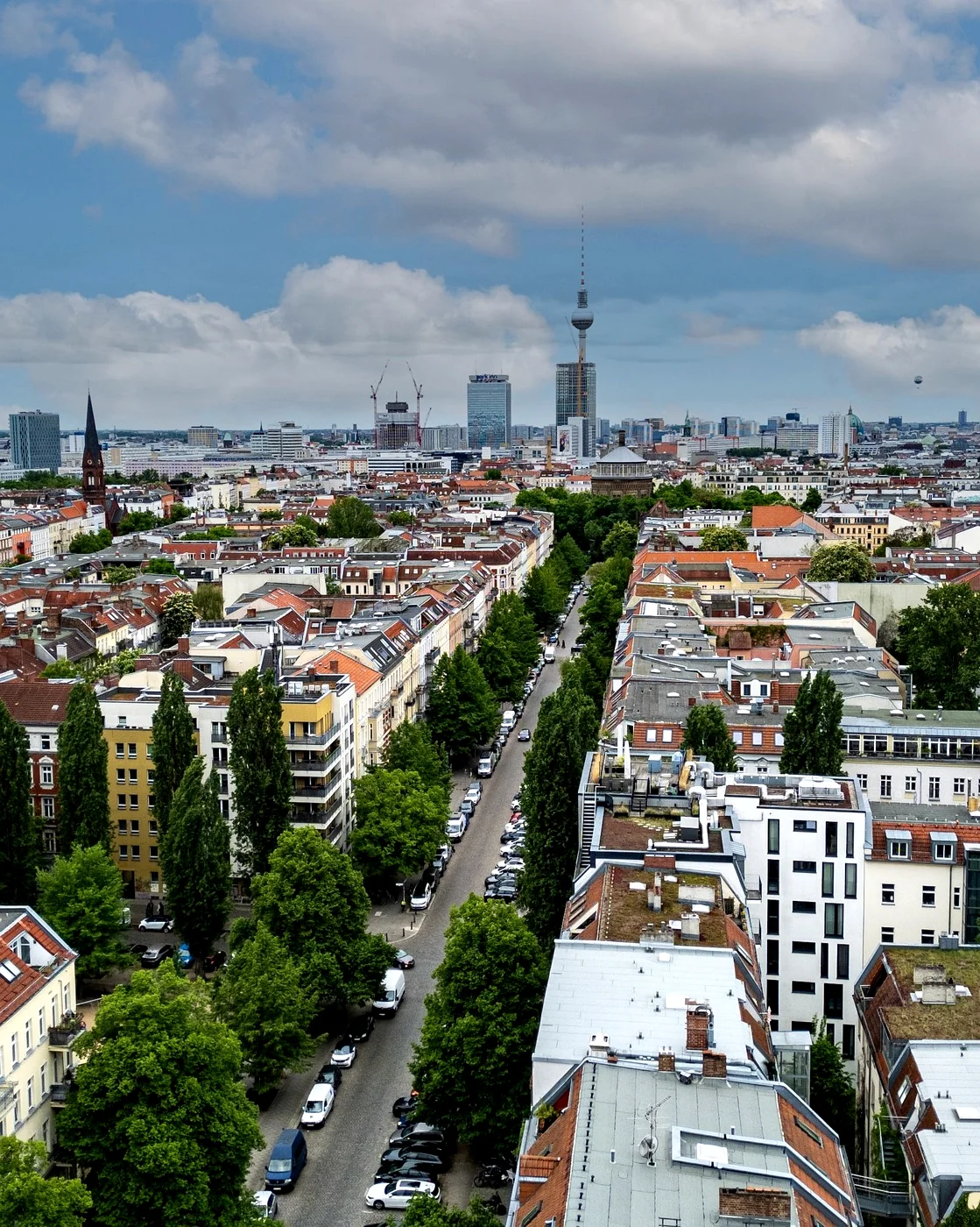 Berliner Altbau-Dächer mit Fernsehturm im Hintergrund — Prenzlauer Berg, Mitte